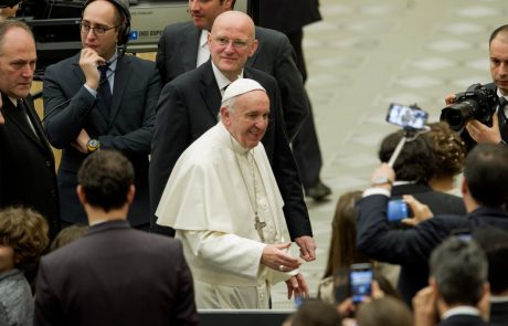 Papež Frančišek je priznal, da je v Vatikanu prisotna korupcija, a pravi, da ga to ne bo vrglo s tira