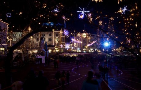 S prižigom praznične osvetlitve bodo danes v nekaterih večjih slovenskih mestih začeli veseli december