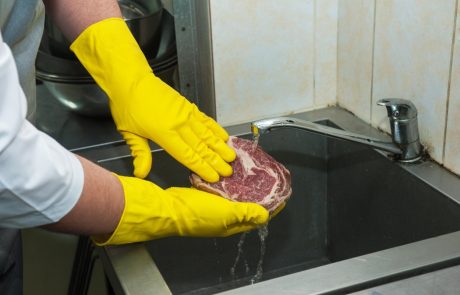 Ste vedeli, da je pranje surovega mesa pred pečenjem nevarno?