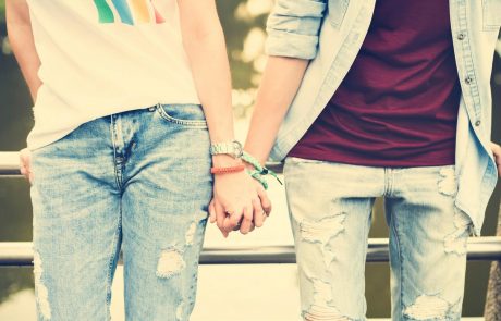 “Zgodovinska sodba”: Hrvaško upravno sodišče odločilo, da istospolni pari lahko posvojijo otroke