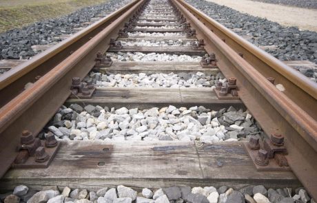 V trčenju vlaka in avtomobila umrl 28-letnik