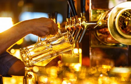Slovenec letno v povprečju popije 97,6 litra piva, največ piva popijejo Čehi
