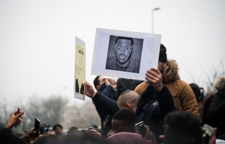 V Franciji protesti zaradi policijske obravnave 22-letnika, ki naj bi ga policisti posilili