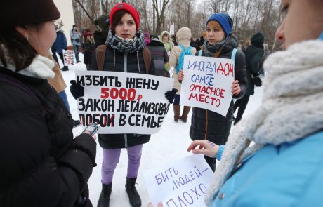 V Moskvi so priprli skupino žensk, ki so protestirale za večjo enakopravnost