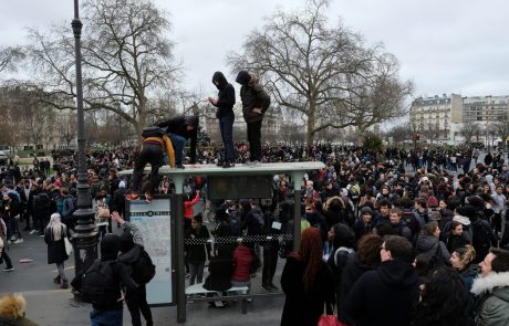V Parizu več kot tisoč mladih, ki so protestirali proti policijskemu nasilju, blokiralo delo šol