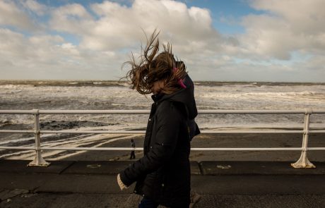Močan veter povzroča težave na Koroškem in Štajerskem, ponoči lahko poplavlja morje