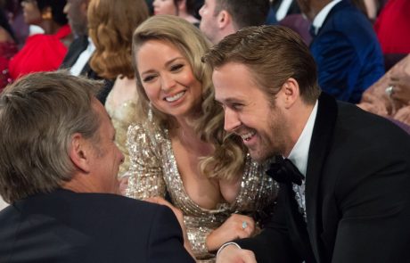 Ryan Gosling zaradi blondinke, s katero je prišel na oskarje, povzročil pravo zmedo