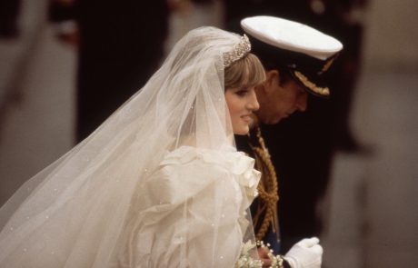 40 let kasneje: Kos poročne torte princa Charlesa in princese Diane prodali za več kot 2000 evrov