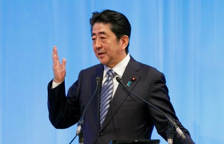 Japonski premier Shinzo Abe z najdaljšim stažem v zgodovini, danes napovedal, da odstopa