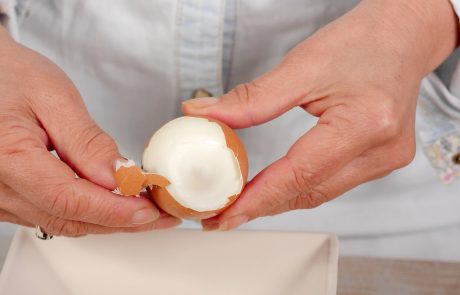 Odkril enostaven način za lupljenje trdo kuhanih jajc: “To resnično deluje”