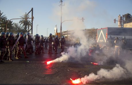 Na protidesničarskih protestih v Neaplju izbruhnilo nasilje