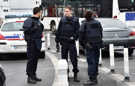Preiskavo incidenta na letališču v Parizu prevzel protiteroristični urad