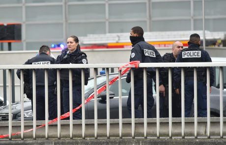 Na letališču v Parizu ustrelili moškega, ki je vojaku odvzel orožje