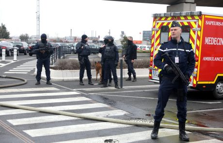 Moški, ki je danes na letališču v Franciji napadel vojakinjo, stari znanec policije