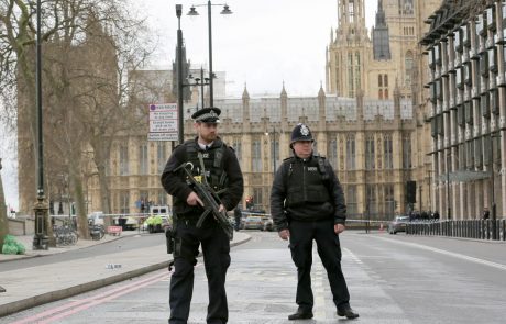 V Veliki Britaniji se nadaljujejo aretacije osumljenih po sredinem terorističnem napadu v Londonu
