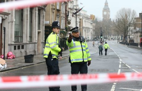 V povezavi z napadom v Londonu, v katerem so v sredo umrli štirje ljudje, je policija opravila sedem aretacij