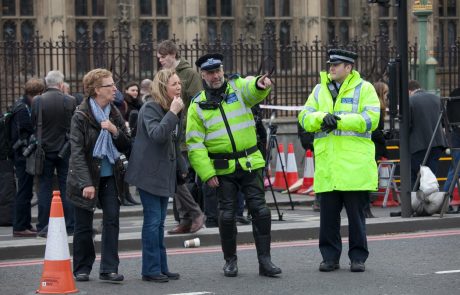 London: V bližini parlamenta aretirali z noži oboroženega moškega