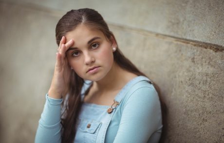 Anksioznost in depresija pri mladostnikih: Četudi se še tako upirajo in zavračajo, v bistvu potrebujejo in »kličejo k sebi«