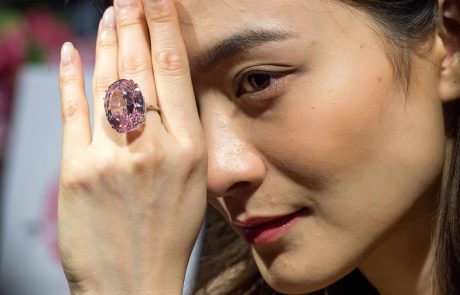 Rožnati diamant prodali za rekordnih 71 milijonov dolarjev