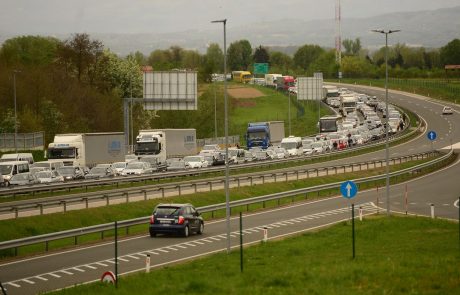 Na cestah in mejnih prehodih povečan promet, ponekod tudi zastoji