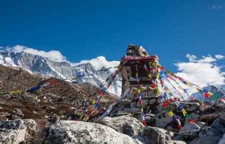 Na Everestu našli štiri mrtve alpiniste