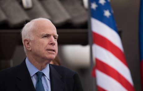 Senatorju Johnu McCainu v vojaški bolnišnici blažijo stranske učinke zdravljenja raka