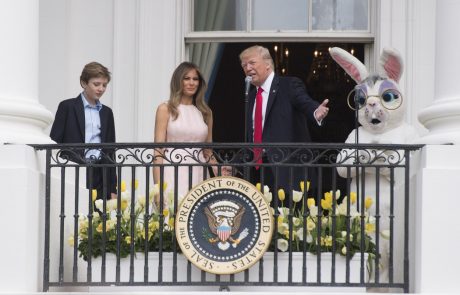 Zakonca Trump gostila velikonočno kotaljenje pirhov na trati Bele hiše (foto)