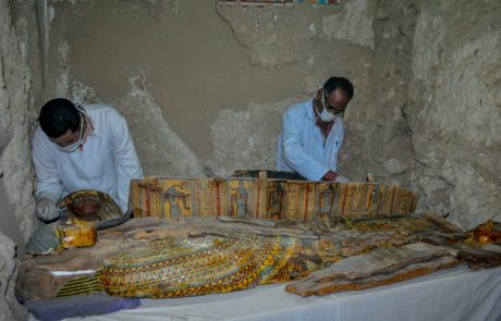 V bližini Luksorja odkrili več kot 3500 let staro antično grobnico z več mumijami