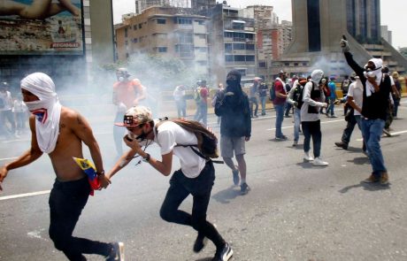 Protesti v Venezueli zahtevali tri življenja