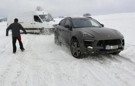 Nepričakovane snežne padavine na Češkem povzročile prometni kaos