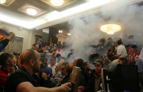 Po nasilnih protestih v Skopju zdravniško pomoč poiskalo 77 ljudi
