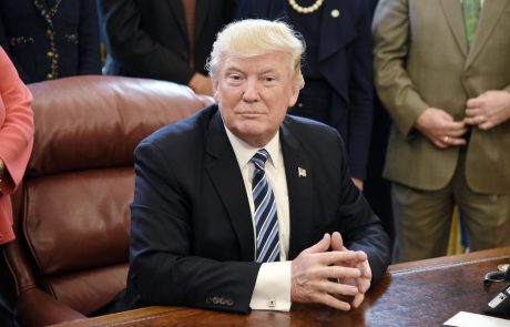 Trump ima v Ovalni pisarni na mizi poseben gumb: Ne boste verjeli, za kaj ga uporablja
