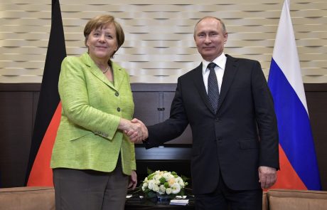 Merklova pri Putinu za sodelovanje med Berlinom in Moskvo