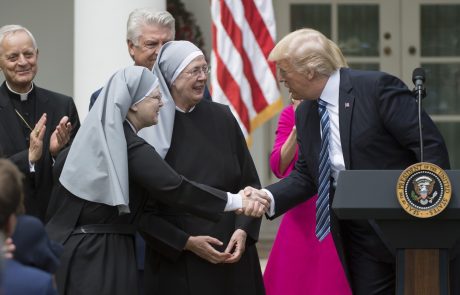 Trump začel brisati meje med državo in cerkvijo