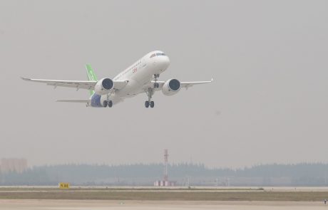 Kitajci uspešno poleteli s svojim prvim velikim potniškim letalom
