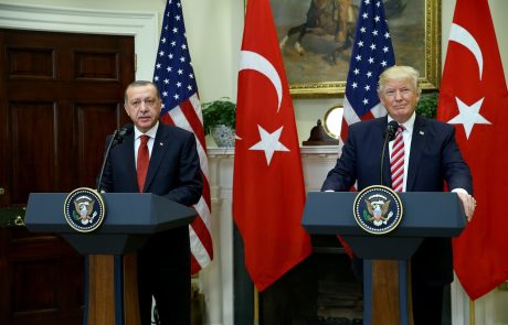 Med Erdoganovim obiskom v Washingtonu izbruhnili protesti pred turškim veleposlaništvom