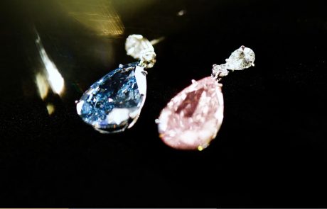 Na dražbi za rekordno ceno prodali diamantna uhana