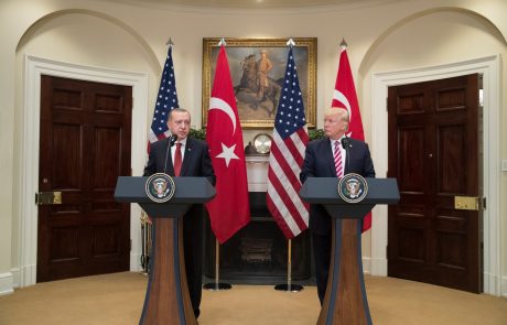 Turčija zaradi varnostnih spodrsljajev med Erdoganovim obiskom na pogovor poklicala ameriškega veleposlanika