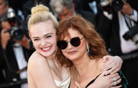 Čeprav je stara 70 let, so v Cannesu vsi gledali v njen dekolte