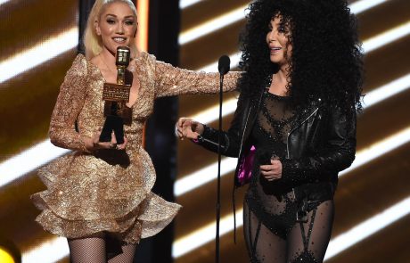 Danes cel svet govori o tem, kar je sinoči naredila 71-letna Cher (video)