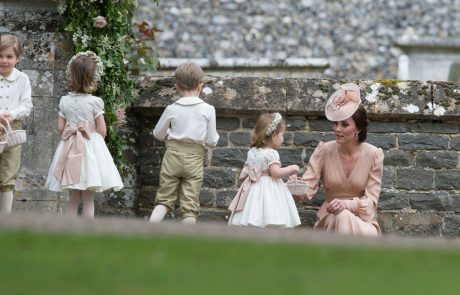 Še vedno se ne moremo nagledati fotografij princa Georga in princeske Charlotte s poroke!