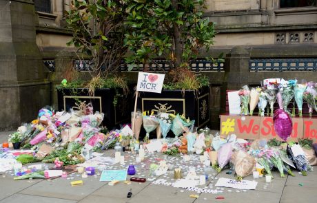 Leto po napadu v Manchestru so se z minuto molka spomnili žrtev