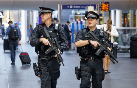 Policija v povezavi z napadom v Manchestru prijela tri ljudi
