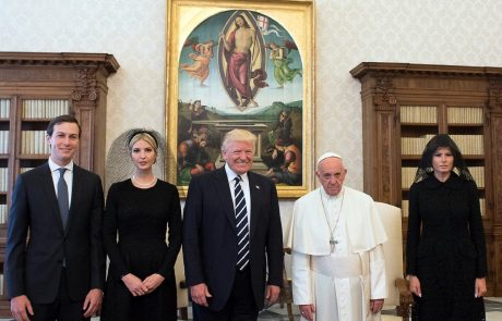 Svet se ne more nehati norčevati iz fotografij papeža, Donalda in Melanije