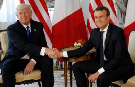 Macron: Stisk roke s Trumpom “ni bil nedolžen”
