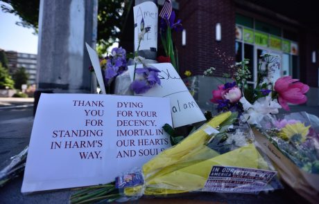 V Portlandu žalujejo za moškima, ki sta skušala ubraniti muslimanki