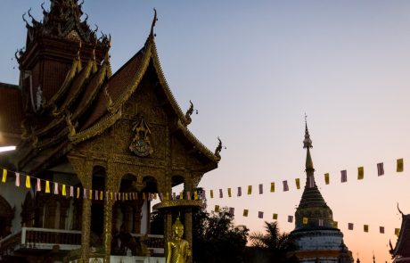 Policija išče turista, ki sta posnela pornič v budističnem templju