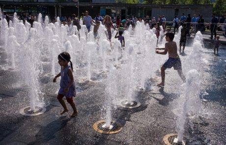 SOS poletje: Ob dehidraciji najbolje postopno pitje mlačne vode