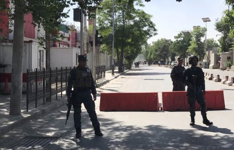 Kabul pretresla silovita eksplozija, več kot 90 mrtvih, prek 300 ranjenih