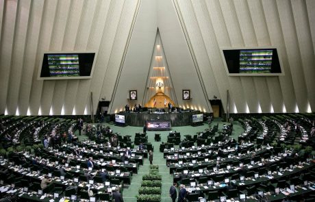 V iranskem parlamentu prišlo do strelskega napada